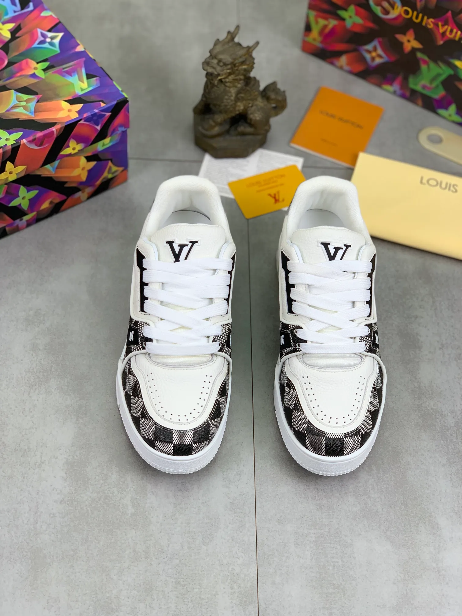 Men's shoes 💰P580 New style 💰💎💎Latest color High version 2025Louis*Vuitto* LV Traine Catwalk TRAINER outsole and fabric private model A shoe that definitely costs a lot of money and effort. This series was designed after the arrival of Vifgil. It is favored by many fans every season. Original TPU outsole Original packaging Men's size: 38-45 (46 can be customized) Color: 2️⃣ colors available (available from stock, super fast delivery)